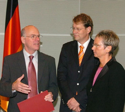 Der stellvertretende Vorsitzende des Petitionsausschusses des Deutschen Bundestag Gero Storjohann bei der Übergabe des Tätigkeitsberichtes 2005 an Bundestagspräsident Dr. Norbert Lammert. Rechts die Ausschussvorsitzende Kersten Naumann von den LINKEN.