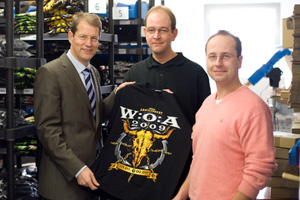 Der Bundestagsabgeordnete Gero Storjohann und die Rock N Shop Geschäftsführer Carsten Nissen und Rene Otto präsentieren das 2009er Wacken Open Air Logo T-Shirt