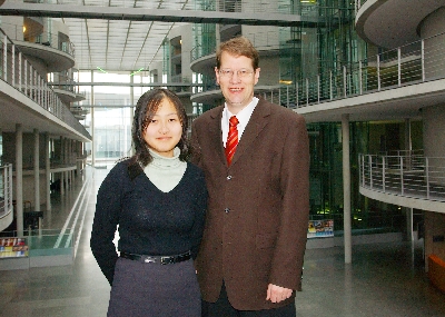 Der CDU-Bundestagsabgeordnete Gero Storjohann mit der amerikanischen Praktikantin Yi Victoria Zhang im Paul-Löbe-Haus des Deutschen Bundestages