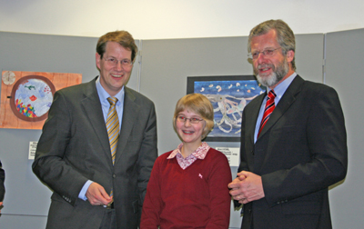 Foto: Gero Storjohann MdB bei der Preisübergabe an die Gewinnerin des Tiefsee-Malwettbewerbs aus seinem Wahlkreis, Cosima von Streit aus Henstedt-Ulzburg, mit Prof. Dr. Peter M. Herzig (rechts), Direktor des Leibniz-Institus für Meereswissenschaften IFM-GEOMAR an der Universität Kiel (Foto: Dr. Andreas Villwock, IFM-Geomar Leibniz Institut für Meereswissenschaften an der Universität Kiel)l