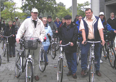 Der Bundestagsabgeordnete Gero Storjohann, Henstedt-Ulzburgs CDU-Vorsitzender Wolfgang Horstmann und Bürgermeister Volker Dornquast starten die Fahrradtour an der Realschule Rhen (vl.).