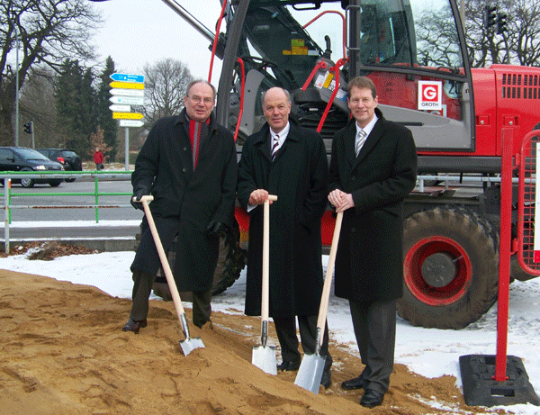 Manfred Ritzek MdL, Oberbürgermeister Hans-Joachim Grote und Gero Storjohann MdB auf der Baustelle am Ochsenzoll in Norderstedt.