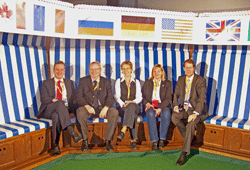 Gero Storjohann (rechts) und  Delegierte in der Parteitagspause  im berühmten Strandkorb des G8-Gipels von Heiligendamm: (vlnr.) Axel Bernstein MdL,  Uwe Voss, Ursula Michalak und  Katja Rathje-Hoffmann.
