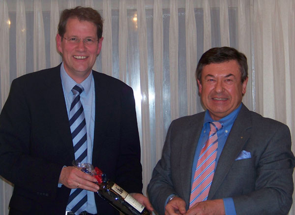 Henstedt-Ulzburgs CDU-Vorsitzender Wolfgang Horstmann (rechts) bedankt sich beim Bundestagsabgeordneten Gero Storjohann  mit einer Flasche Rotwein für die Informationen direkt aus Berlin.