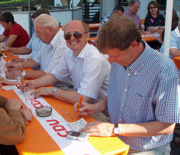 Der Bundestagsabgeordnete Gero Storjohann ist auf seiner Sommertour per Multifunktionshandy erreichbar. Hier mit Bad Segebergs Bürgermeister Hans-Joachim Hampel und Bürgervorsteher  Bruno Haaks beim Bingo auf dem Sommerfest der CDU Bad Segeberg.