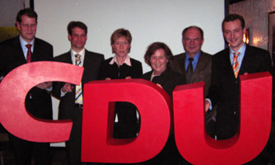 Der wiedergewählte Kreisvorsitzende Gero Stojohann MdB (links) und sein Stellvertreter Team: Carsten Ulrich Völker, Ursula Michalak, Roswitha Strauß, Manfred Ritzek MdL und Axel Bernstein MdL