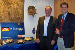Niclas Herbst MdL (links) und Gero Storjohann (MdB)  informierten in Seth beim Europa-Imbiss über die  aktuelle Lage vor der Europawahl.