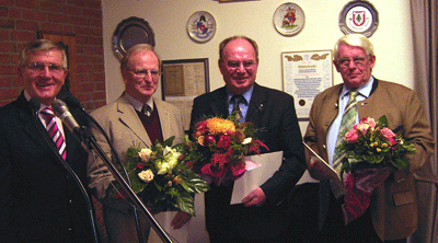Ehrungen für 40 Jahre Einsatz in der CDU (Vlnr.): Joachim Miermeister (CDU-Vorsitzender in Norderstedt), Karl-Heinrich Senkel, Manfred Ritzek MdL und Hubert Hatje (Jubilare - 40 Jahre in der  CDU).