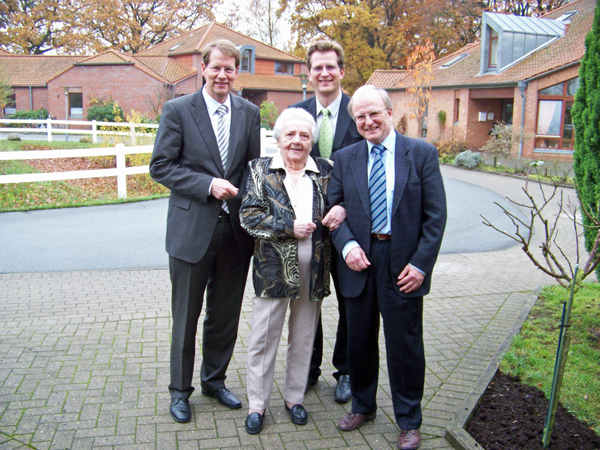 Gero Storjohann MdB (stellvertretender Vorsitzender im Petitionsausschuss des Deutschen Bundestages) , Frau Rosa Settemeyer, Dr. Ralf Brauksiepe MdB (Vorsitzender der Arbeitsgruppe Arbeit und Soziales der CDU/CSU-Fraktion) und Karl Heinrich Senckel (Stadtvertreter in Norderstedt).