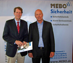 Der Bundestagsabgeordnete Gero Storjohann (links) informierte sich bei Geschäftsführer Jörg Bonkowski über die Firma MEBO Sicherheit GmbH in Bad Segeberg.