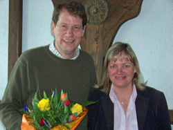 Diese Blumen gab es nicht zum Valentinstag. Die Kreistagsabgeordnete Katja Rathje-Hoffmann gratuliert dem Kreisvorsitzenden Gero Storjohann MdB auf der Valentins-Klausur im Namen der Kreistagsfraktion, des Kreisvorstandes und Storjohanns Wahlkampfunterstützermannschaft teAM Deutschland  nachträglich zum 51. Geburtstag.