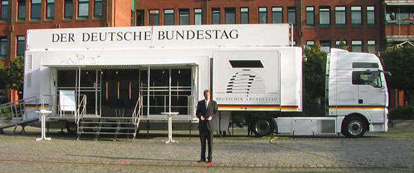 Der Vorsitzende des CDU-Kreisverbandes Segeberg und Bundestagsabgeordnete Gero Storjohann vor dem Infomobil des Deutschen Bundestages.