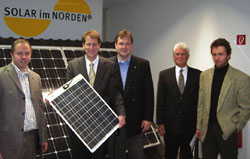 (vlnr.) Sven P. Krug (Geschäftsführer cleversolar GmbH), Gero Storjohann (CDU-Bundestagsabgeordneter), Thomas Leidreiter (Geschäftsführer,  Solar im Norden GmbH), Manfred Limbacher (Norderstedter Stadtvertretung, stellv. CDU-Fraktionsvorsitzender) und Andreas Brons (Diplom Ingenieur,  Solar im Norden GmbH).