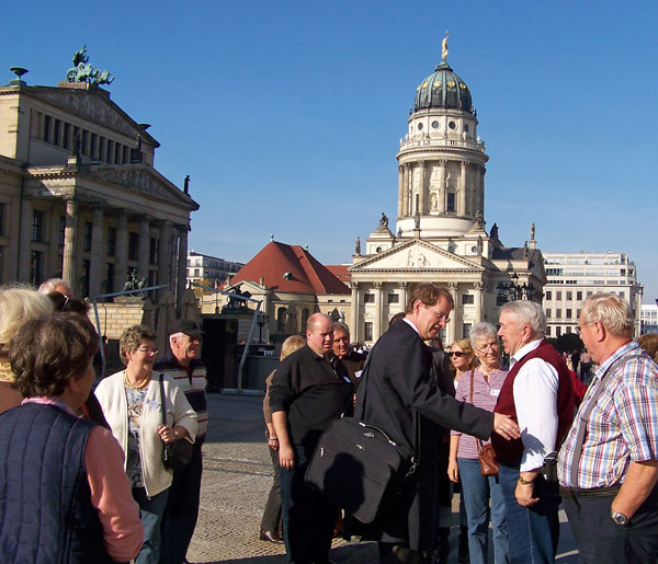 ero Storjohann MdB begrüßt Berlin-Besucher aus dem Kreis Segeberg am Gendarmenmarkt in Berlin