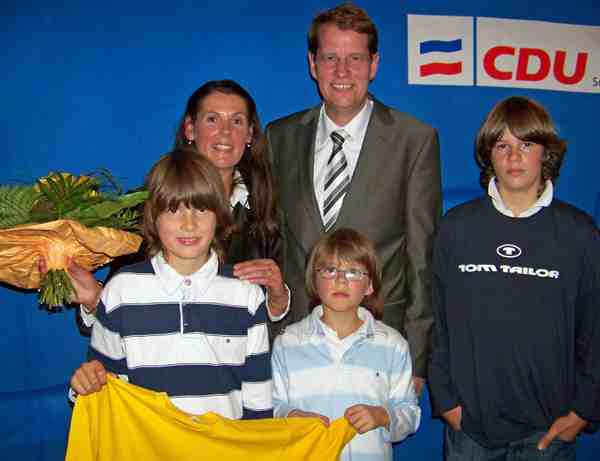 Erste Gratulanten nach dem Wahlerfolg von Gero Storjohann: Ehefrau Maren und die Söhne Alexander (12), Ferdinand (9 Jahre) und Philipp (14).