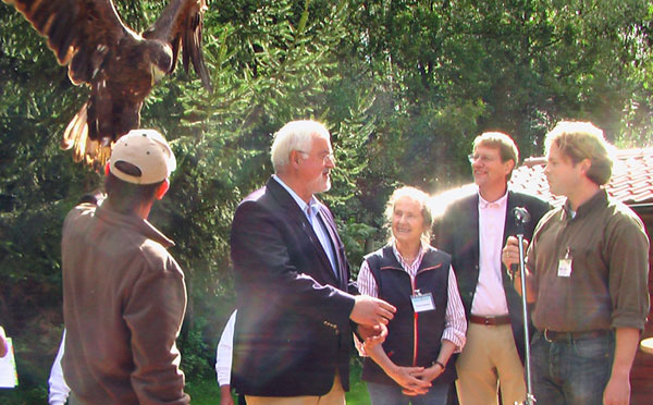 So war es letztes Jahr: Peter Harry Carstensen trifft auf sein Patenkind Linus, den Seeadler, Theda Hatlaba richtete Grüße vom Wildparkgründers Dr. h.c. Hans-Heinrich Hatlapa aus, der CDU-Kreisvorsitzende Gero Storjohann MdB und Wildpark-Geschäftsführer Wolf v. Schenck (rechts) berichtete über Tiere und Menschen im Wildpark Eekholt.