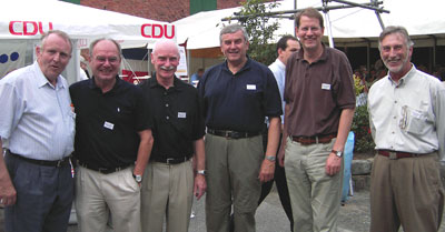 Die CDU demonstrierte fröhliche Geschlossenheit auf Kisdorfs Open-Air-Sommerparty: (Vlnr.) Claus Mohr (CDU Ortsvorsitzender in Wakendorf II),  Manfred Ritzek (Landtagsabgeordneter aus Norderstedt), Harro Schmidt (Kisdorfs Bürgermeister), Wilfried Wengler (Landtagsabgeordneter aus Henstedt-Ulzburg), Gero Storjohann (CDU-Bundestagsabgeordneter und Direktkandidat für die Bundestagswahl) und Christian Beug (Kisdorfs CDU-Vorsitzender.