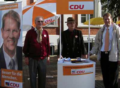 Freude über das Kompetenzteam am CDU-Wahlstand in Bad Segeberg: Dr. Jürgen Dolling (Vorsitzender der Senioren Union Bad Segeberg), Rudolf Scheuerer und der Bundestagsabgeordnete Gero Storjohann.