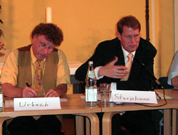 Pastor Gunnar Urbach (links) und der Bundestagsabgeordnete Gero Storjohann beim Stadtgespräch zur Bundestagswahl der Initiative Norderstedt Live.
