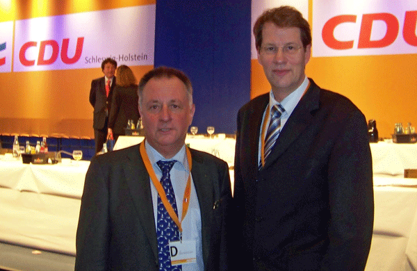 Dr. Rolf   Koschorrek (links) und Gero Storjohann nach der  erfolgreichen CDU-Landesvertreterversammlung in Kiel.