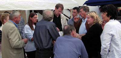 Gespräche bei Bier und Kuchen: Der Bundestagsabgeordnete Gero Storjohann (Mitte), Segebergs CDU-Vorsitzender Luzian Roth und der Kreistagsabgeordnete Hans-Joachim Wild (rechts von Gero Storjohann)