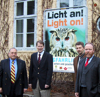 Licht an! Light on! bald auch auf der B 205 - Dafür setzen sich ein: Bodo Jesse (Verwaltungs- Berufsgenossenschaft / Arbeitssicherheit und Gesundheitsschutz), Gero Storjohann, MdB (Experte für Verkehrssicherheit in der CDU/CSU-Bundestagsfraktion), Michael Krüger ( Leiter Amt für Verkehrsordnung im Kreis Segeberg) und Landrat Georg Gorrissen.