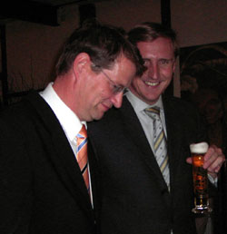 Diskussionspause beim Erntebier – Gero Storjohann MdB (links) und Landwirtschaftsminister Christian von Boetticher
