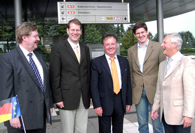 Fröhlicher Empfang durch den Bürgervorsteher auf dem Bahnhof in Henstedt-Ulzburg: (Vl.)  Johannes Kruszynski (Vorstand der AKN), die 3 CDU-Bundestagskandidaten Gero Storjohann, Dr. Rolf Koschorrek, Dr. Ole Schröder und Bürgervorsteher Joachim Süme.