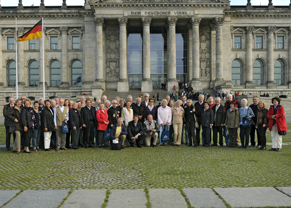 Die 50 Berlin-Reisenden aus dem Kreis Segeberg mit dem Bundestagsabgeordneten Gero Storjohann (Mitte kniend) vor dem Reichstagsgebäude.