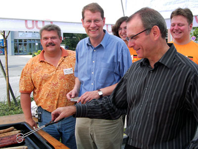 Gegrillte Würstchen und überzeugende Argumente am CDU-Stand in Ammersbek. (Vorn von links): Bernd A. Sutter (CDU-Vorsitzender in Ammersbek), Gero Storjohann (CDU-Bundestagsbgeordneter) und Peter Greiner am Grill, dahinter von teAM Zukunft: Christopher Voigt und Patrick Ziebke (rechts).