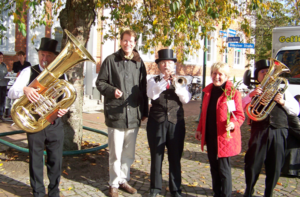 Gero Storjohann MdB  und  Monika Oestreich, die Kandidatin  für das Bürgermeisteramt in Bad Segeberg und die Pankokenkapelle Travenhorst auf dem Bad Segeberger Markt.