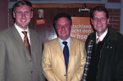 Klare Worte auf der Wahlkampfveranstaltung in Hasenmoor: Dr. Christian von Boetticher, Schleswig- Holsteins Minister für Landwirtschaft, Umwelt und ländliche Räume, Dr. Rolf Koschorrek (Bundestagskandidat im Wahlkreis Steinburg – Dithmarschen – Süd, Bad Bramstedt und Amt Bad Bramstedt – Land) und Gero Storjohann, CDU-Kreisvorsitzender und Bundestagsabgeordneter (Wahlkreis Segeberg – Stormarn Nord).
