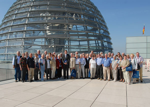 Gero Storjohann (Mitte) mit der Besuchergruppe auf der Dachterrasse des Reichstagsgebäudes.