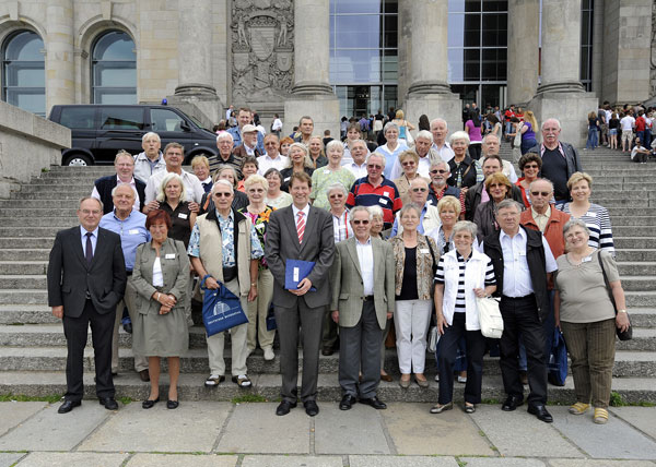 Gero Storjohann MdB (Mitte) mit der Besuchergruppe aus dem Kreis Segeberg vor dem Berliner Reichstagsgebäude. Manfred Ritzek, CDU-Landtagsabgeordneter aus Norderstedt (links), nahm an einigen Programmpunkten teil.