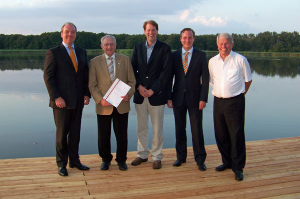 Gutgelaunt auf dem Bootsanleger am Seedorfer Herrenhaus (vlnr.) Dr. Philipp Murmann (CDU-Bundestagskandidat im Wahlkreis Plön-Neumünster Segeberg/Nord), Günter Timm (wurde für sein kommunalpolitisches Lebenswerk geehrt), Gero Storjohann (CDU-Kreisvorsitzender und Bundestagsabgeordneter), Dr. Axel Bernstein (VDU-Landtagsabgeordneter und stellvertretender CDU-Kreisvorsitzender) und Gottlieb Dingeldein (CDU-Fraktionsvorsitzender im Segeberger Kreistag).
