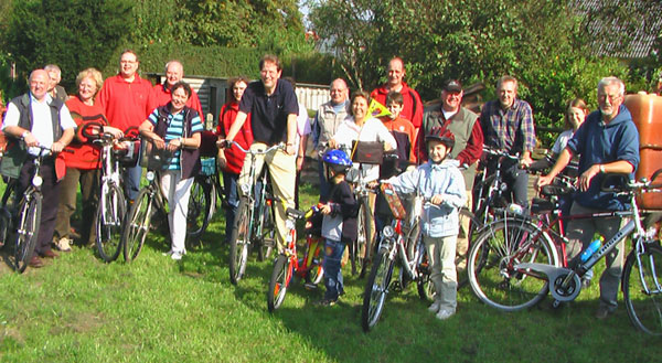 Die fröhliche CDU-Radtourtruppe mit dem Bundestagsabgeordneten Gero Storjohann (mitte)