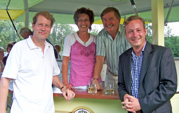 Wahlkampf bei strahlendem Sonnenschein am Getränkestand: Der CDU-Bundestagsabgeordnete Gero Storjohann (links) und der CDU-Landtagsabgeordnete Dr. Axel Bernstein (rechts) freuten sich mit Hannelore Johannsen (CDU Vorsitzende im Ortsverband Rohlstorf, Krems II und Schieren)  und  Klaus Michna vom Organisationsteam für die Veranstaltung.
