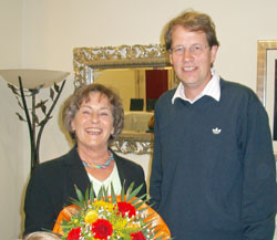 Gero Storjohann gratuliert Roswitha Strauß zur Verdienstmedaille - Bild